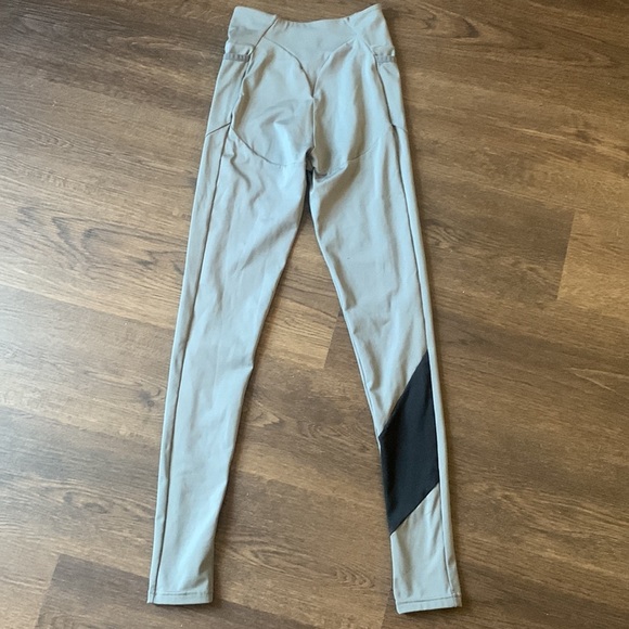 Gymshark gray and black athletic leggings with pockets size XS - Picture 5 of 6